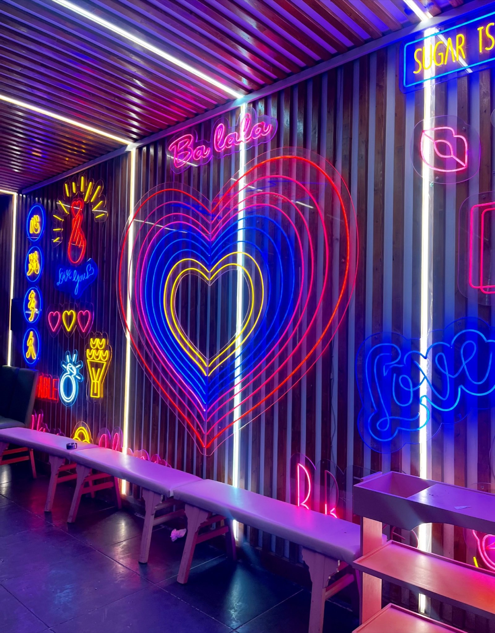 Parete neon colorata del ristorante Balala Hotpot